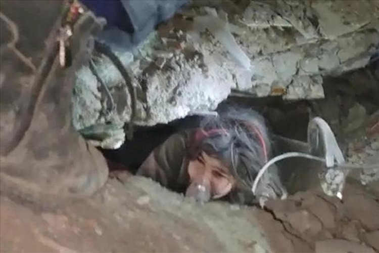 Giải cứu bé gái 12 tuổi mắc kẹt hơn 40 tiếng dưới đống đổ nát ở Thổ Nhĩ Kỳ