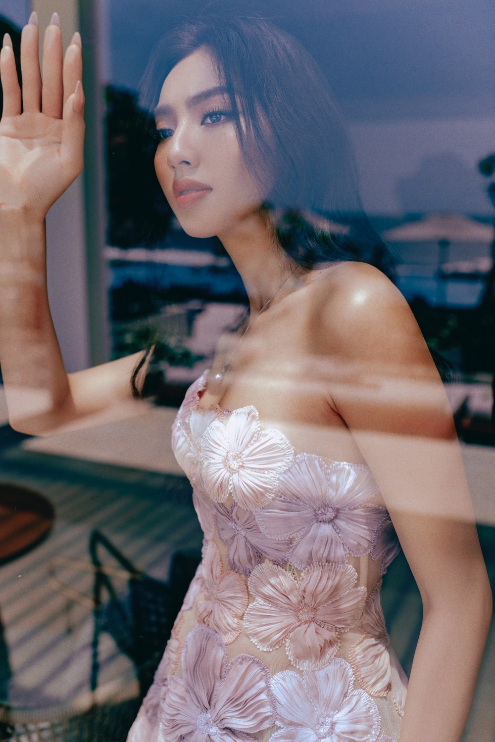 Ngắm Hoa hậu Thùy Tiên trong bộ ảnh thời trang đẹp mãn nhãn bên bờ biển