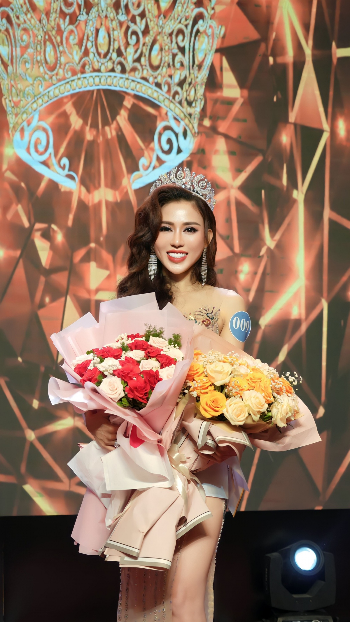 Cô gái Buôn Ma Thuột Lương Thị Thùy Dung đăng quang Hoa hậu doanh nhân Đông Nam Á 