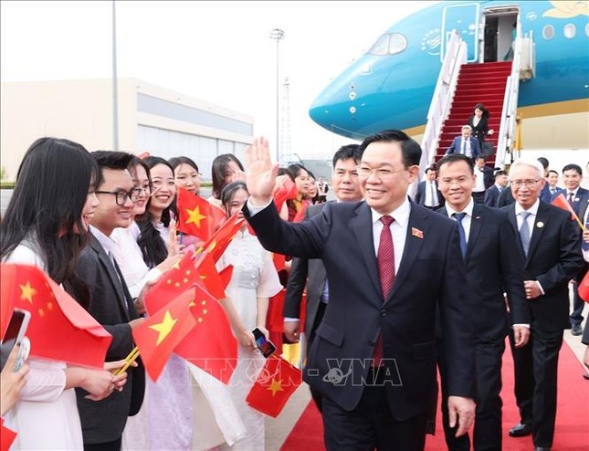 Chủ tịch Quốc hội đến Thủ đô Bắc Kinh, bắt đầu chuyến thăm chính thức Trung Quốc 