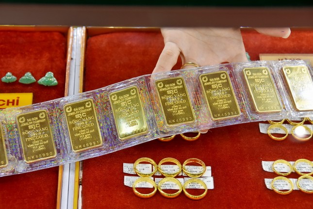 Giá vàng trong nước giảm ngược chiều giá vàng thế giới 