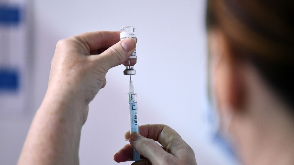 Vừa bỏ AstraZeneca, EU ký hợp đồng 'khủng' mua 1,8 tỉ liều vaccine của Pfizer 