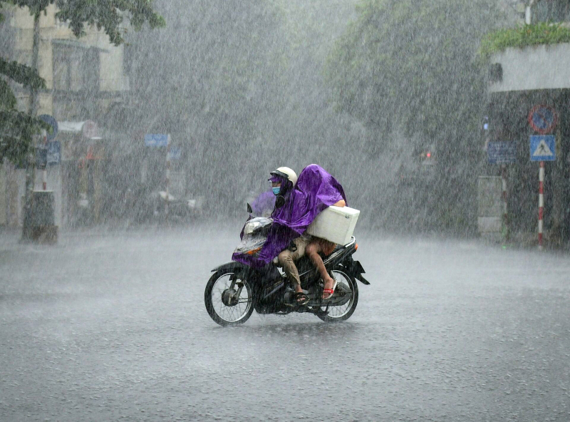 Miền Bắc chuyển mưa to, Trung Bộ ngày nắng nóng