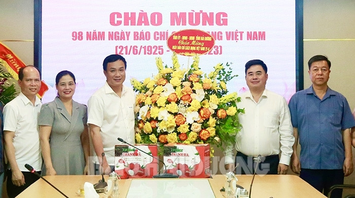 Chủ tịch UBND tỉnh thăm và chúc mừng các cơ quan báo chí tại Hà Nội 