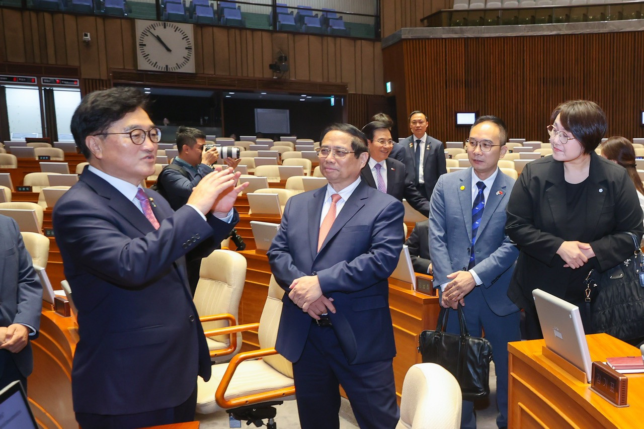 Thủ tướng đề nghị Hàn Quốc hỗ trợ Việt Nam đào tạo nguồn nhân lực bán dẫn, AI