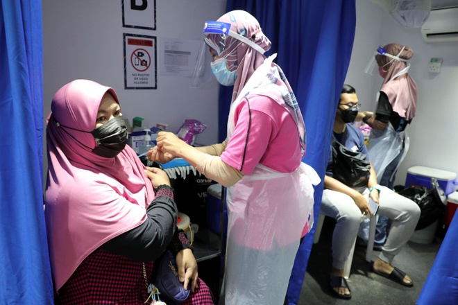 Phát hiện 204 nhân viên mắc Covid-19 tại điểm tiêm vaccine ở Malaysia
