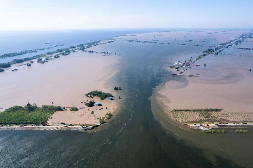 Đê hồ Động Đình ở Trung Quốc vỡ lớn, nước nhấn chìm nhiều nhà cửa 
