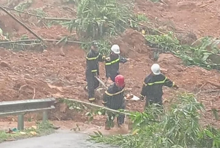 Sạt lở đất vùi lấp xe khách ở Hà Giang, 5 người thiệt mạng