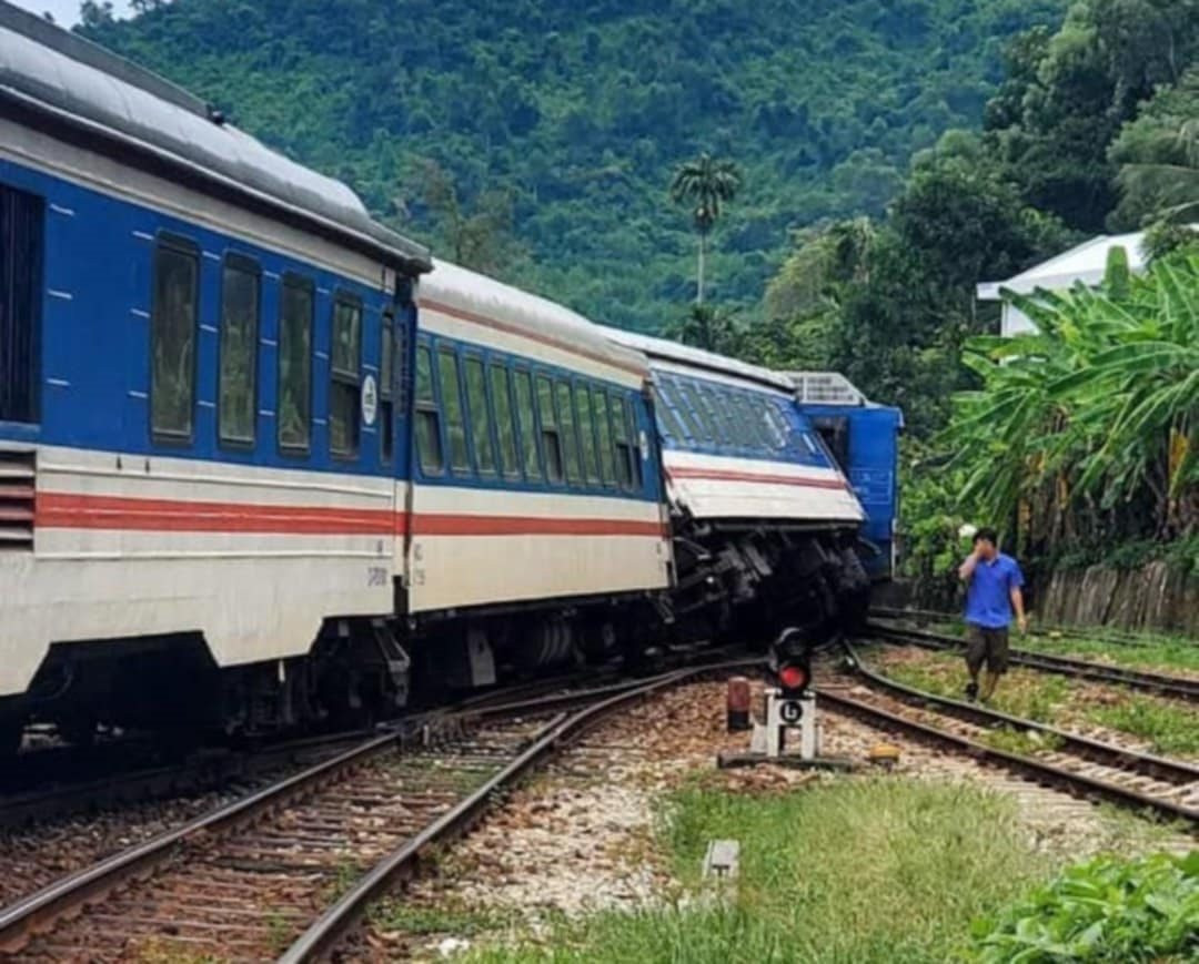 Tàu SE11 trật bánh ở ga Lăng Cô 