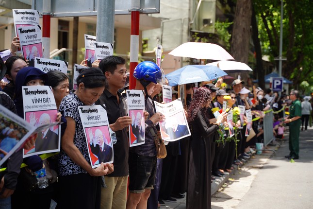 Người dân đứng chờ dọc các tuyến phố tiễn biệt Tổng Bí thư Nguyễn Phú Trọng