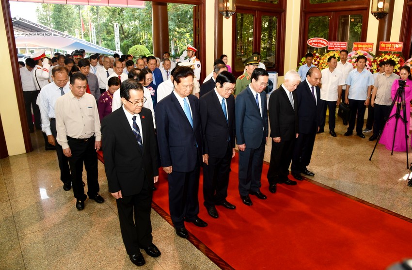 Chủ tịch nước Võ Văn Thưởng dâng hương tưởng niệm Chủ tịch Tôn Đức Thắng 