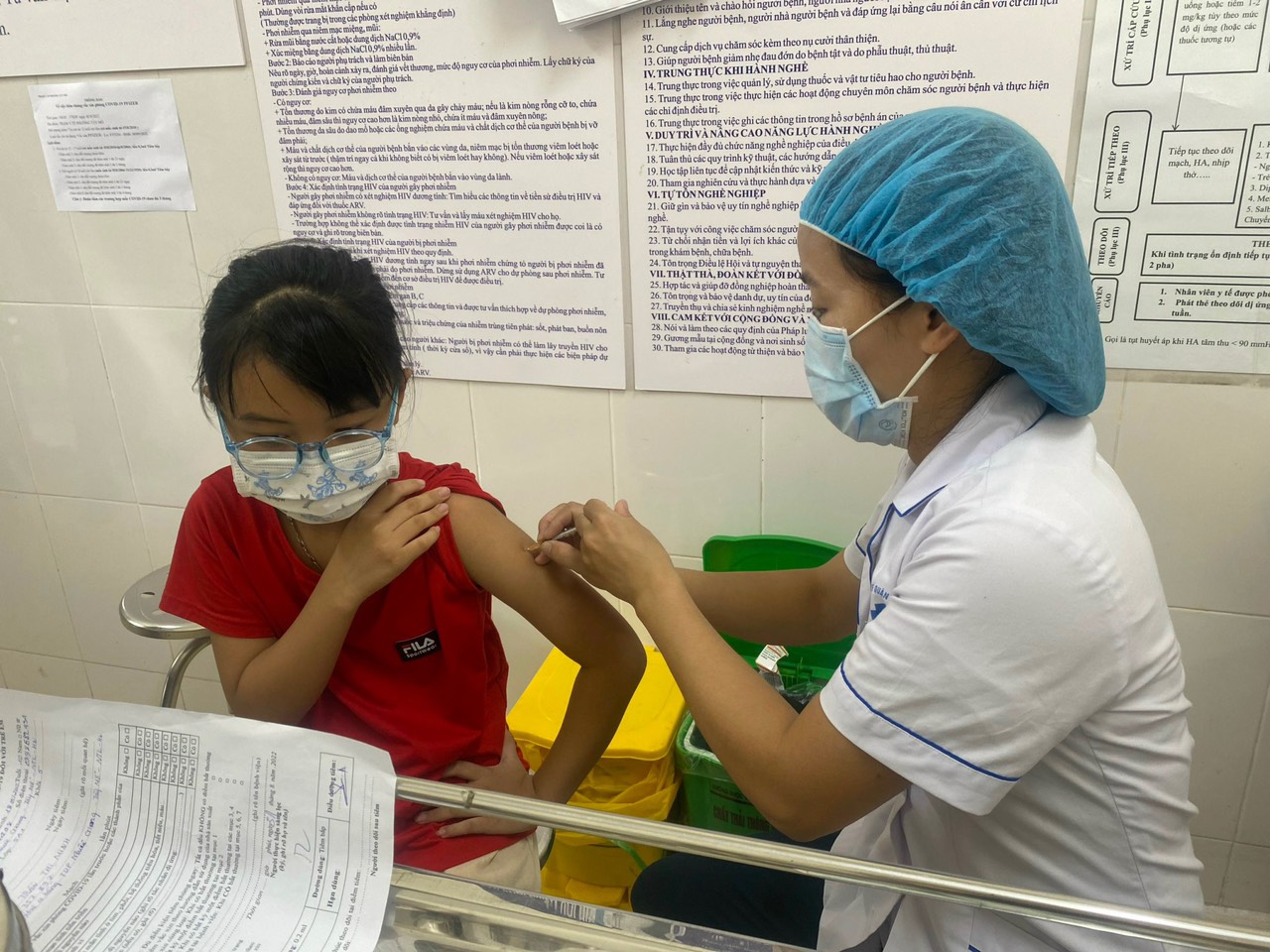 Phụ huynh sốt sắng cho trẻ đi tiêm vaccine phòng COVID-19 trước năm học mới