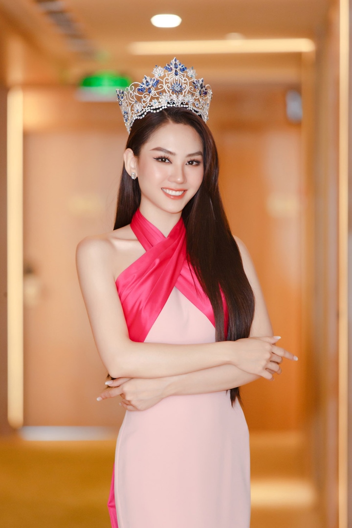Hoa hậu Mai Phương bán vương miện sau 1 tháng đăng quang 