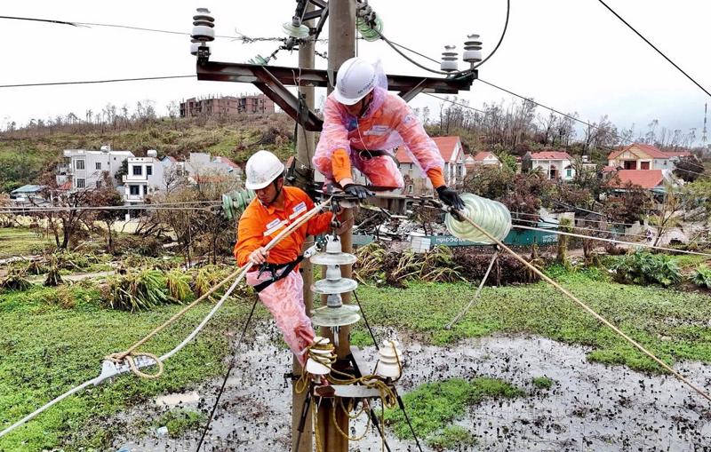 Khắc phục hậu quả bão Yagi: Gần 99% khách hàng đã được cấp điện trở lại