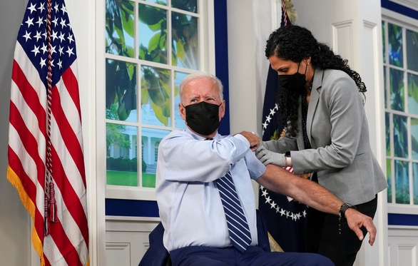 Tổng thống Biden tiêm mũi vắc xin COVID-19 thứ 3 