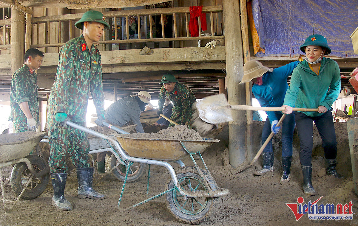 Hàng trăm giáo viên nghỉ dạy giúp dân Kỳ Sơn khắc phục lũ quét