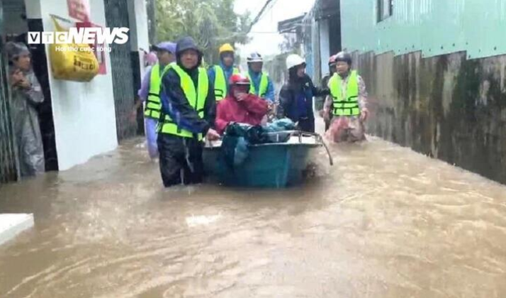 Miền Trung mưa trắng trời, nhiều nơi chìm trong biển nước