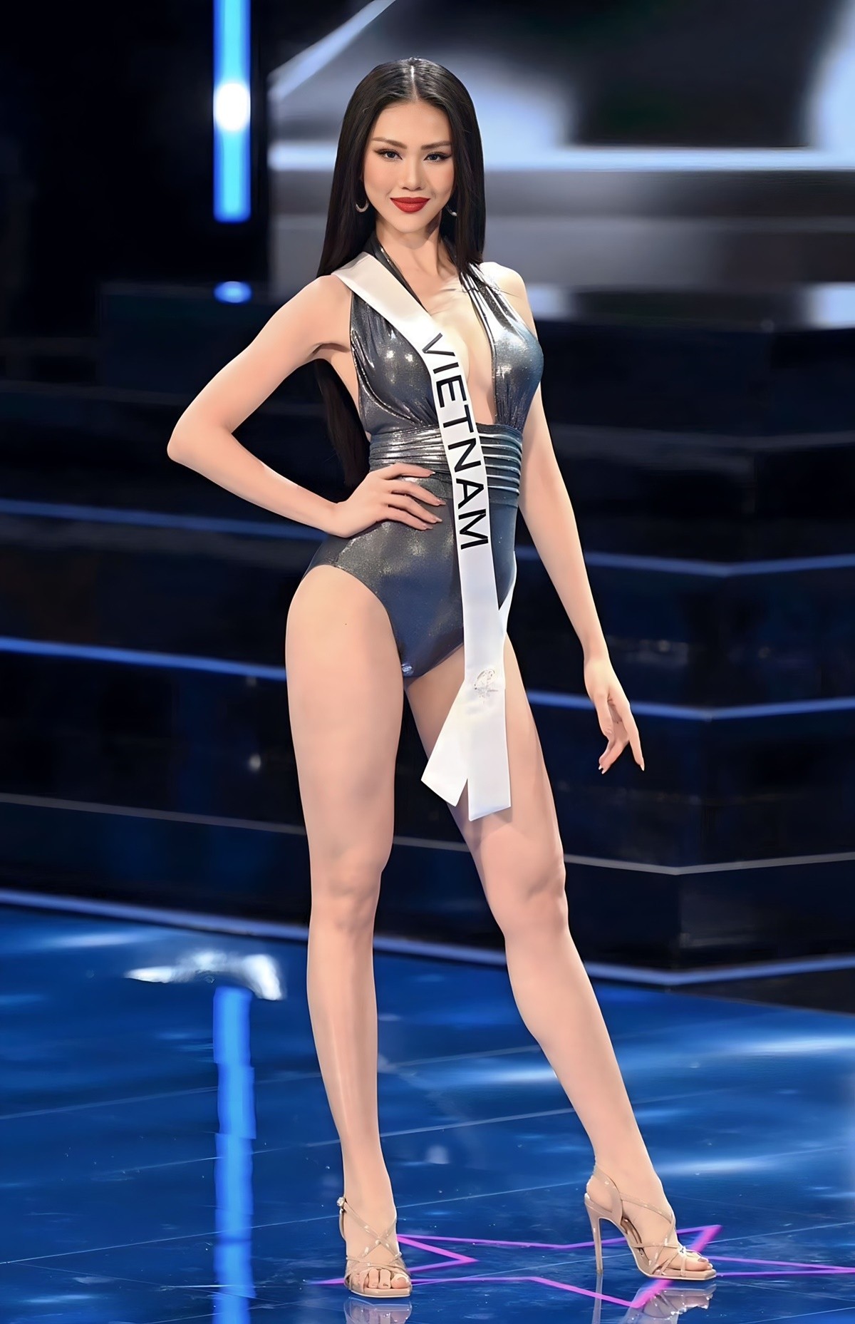 Bùi Quỳnh Hoa diễn áo tắm cùng 83 thí sinh tại bán kết Hoa hậu Hoàn vũ