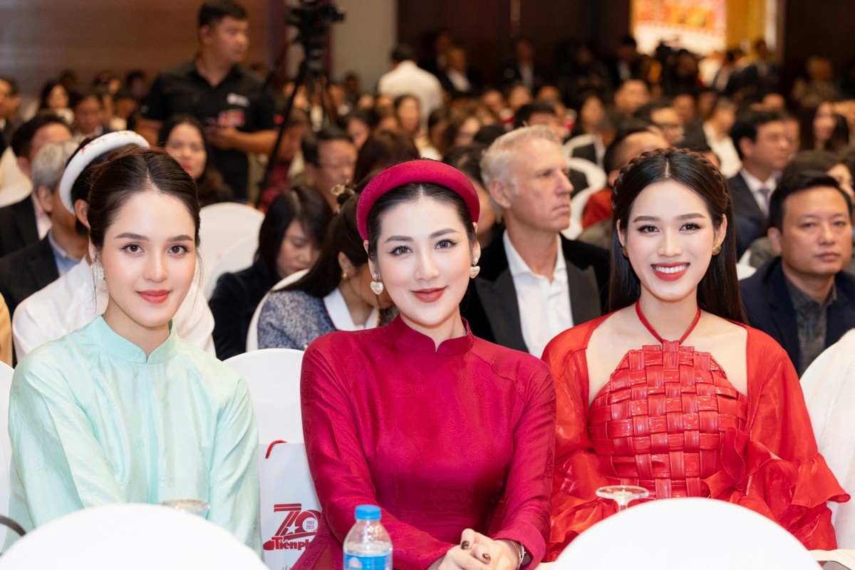Dàn Hoa hậu, Á hậu Việt Nam khoe sắc với áo dài rực rỡ sắc màu do Ngọc Hân thiết kế 