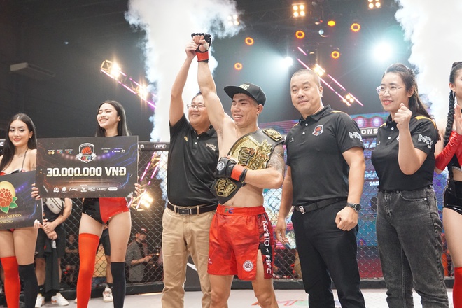 Phạm Văn Nam tung đòn siết cổ hạ gục nhà vô địch người Nga tại “Master Of Fights Championship” 