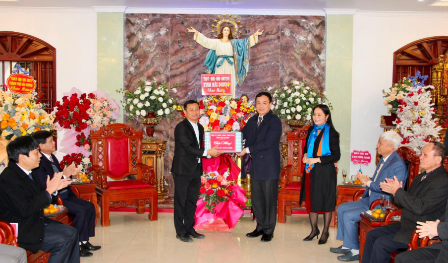 Chủ tịch UBND tỉnh Triệu Thế Hùng chúc mừng Lễ Giáng sinh 2023