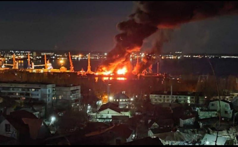 Ukraine tuyên bố phá hủy tàu đổ bộ lớn của Nga; Moskva xác nhận Crimea bị tấn công