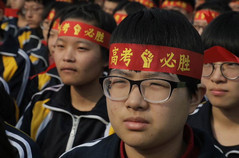 Học 14 giờ/ngày, hơn 50% trẻ em Trung Quốc bị cận thị