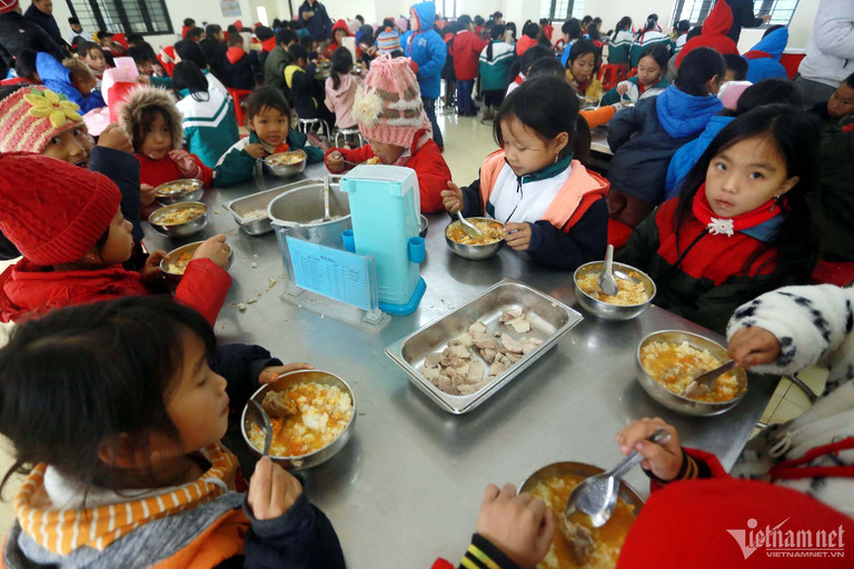 Chuyển công an vụ '11 học sinh ăn 2 gói mì' ở Lào Cai 