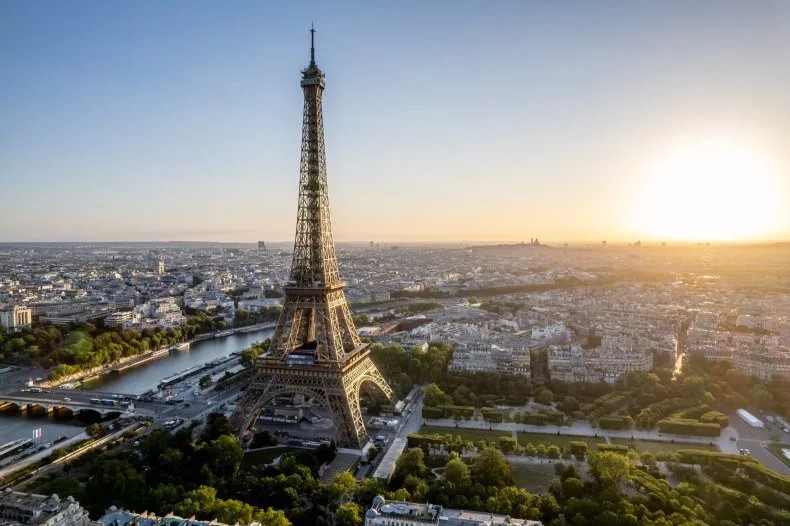 Cháy ở tháp Eiffel trước thềm Giáng sinh, hơn 1.000 người sơ tán khẩn