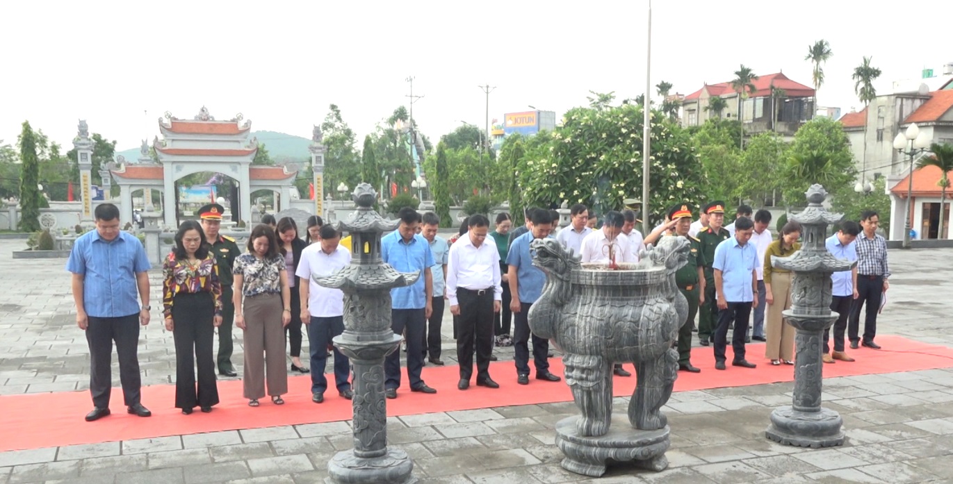 DÂNG HƯƠNG, DÂNG HOA KỶ NIỆM 134 NĂM NGÀY SINH CHỦ TỊCH HỒ CHÍ MINH 