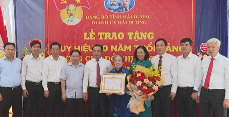 TRAO HUY HIỆU 80 NĂM TUỔI ĐẢNG