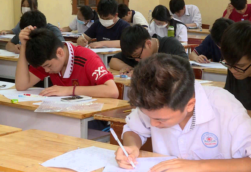 Hơn 800 thí sinh dự thi vào trường THPT chuyên Nguyễn Trãi hoàn thành bài thi môn chuyên