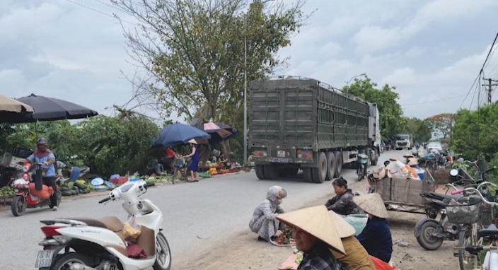 CHỢ HỌP TRÊN ĐƯỜNG GIAO THÔNG Ở XÃ GIA XUYÊN