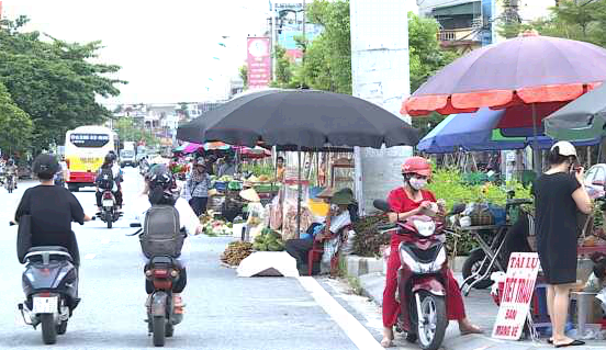 Chợ cóc vi phạm trật tự ATGT ở thị trấn Gia Lộc