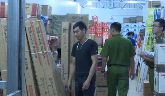 Thu giữ hàng chục tấn hàng hóa không rõ nguồn gốc tại doanh nghiệp ở Thanh Miện