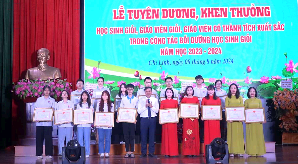 CHÍ LINH TUYÊN DƯƠNG, KHEN THƯỞNG HỌC SINH GIỎI