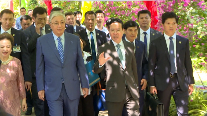 Chủ tịch nước và Tổng thống Kazakhstan thăm công ty cổ phần gốm Chu Đậu