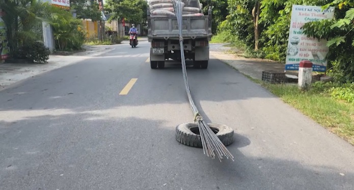 NGUY HIỂM XE Ô TÔ CHỞ SẮT KÉO LÊ TRÊN MẶT ĐƯỜNG