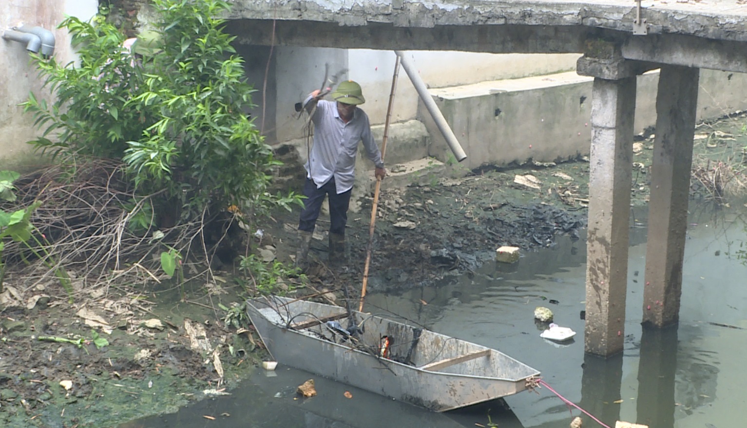 NHIỀU ĐỊA PHƯƠNG THU GOM RÁC THẢI LÀM SẠCH KÊNH THỦY LỢI