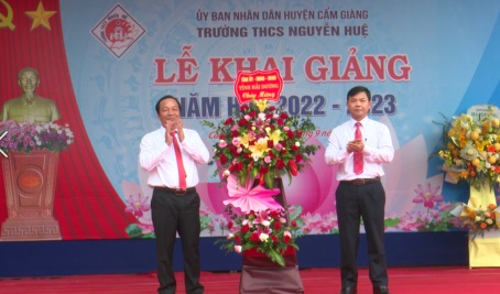 Phó Bí thư Thường trực Tỉnh ủy dự khai giảng tại trường THCS Nguyễn Huệ, Cẩm Giàng