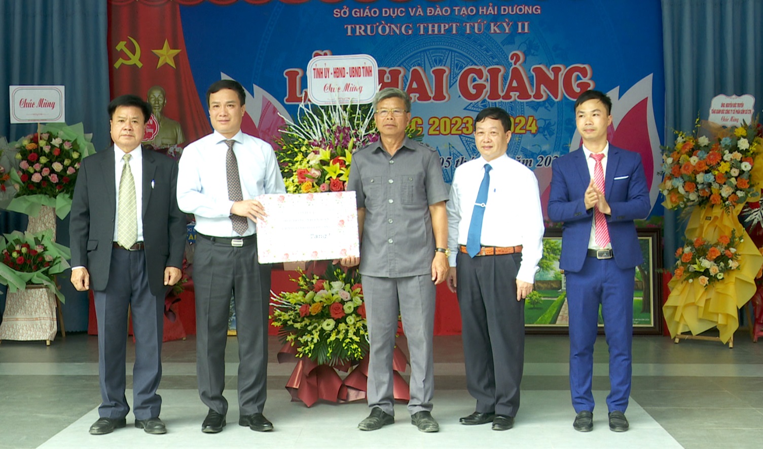 Chủ tịch UBND tỉnh Triệu Thế Hùng dự khai giảng năm học mới