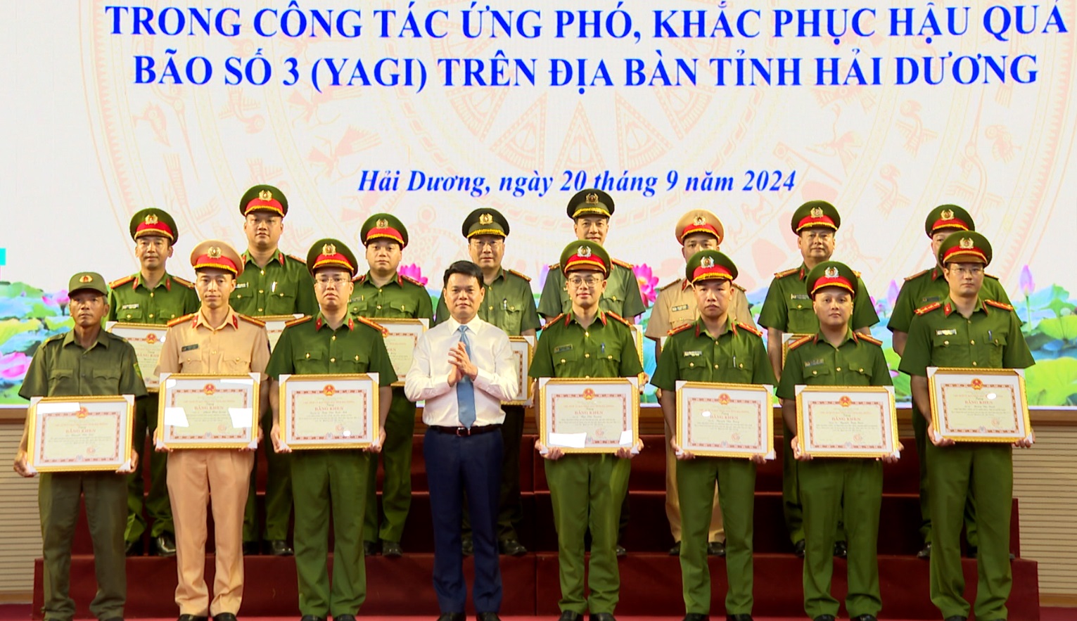 KHEN THƯỞNG CÁC ĐIỂN HÌNH TIÊN TIẾN TRONG CÔNG TÁC ỨNG PHÓ VỚI CƠN BÃO SỐ 3