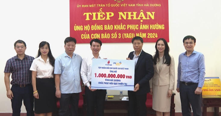 ỦY BAN MẶT TRẬN TỔ QUỐC TỈNH TIẾP NHẬN 1,1 TỶ ĐỒNG HỖ TRỢ KHẮC PHỤC HẬU QUẢ THIÊN TAI 