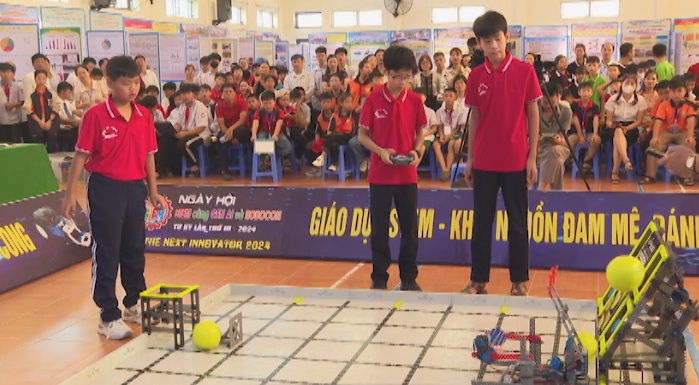 HỌC SINH TỨ KỲ ĐAM MÊ STEM VÀ ROBOCON  