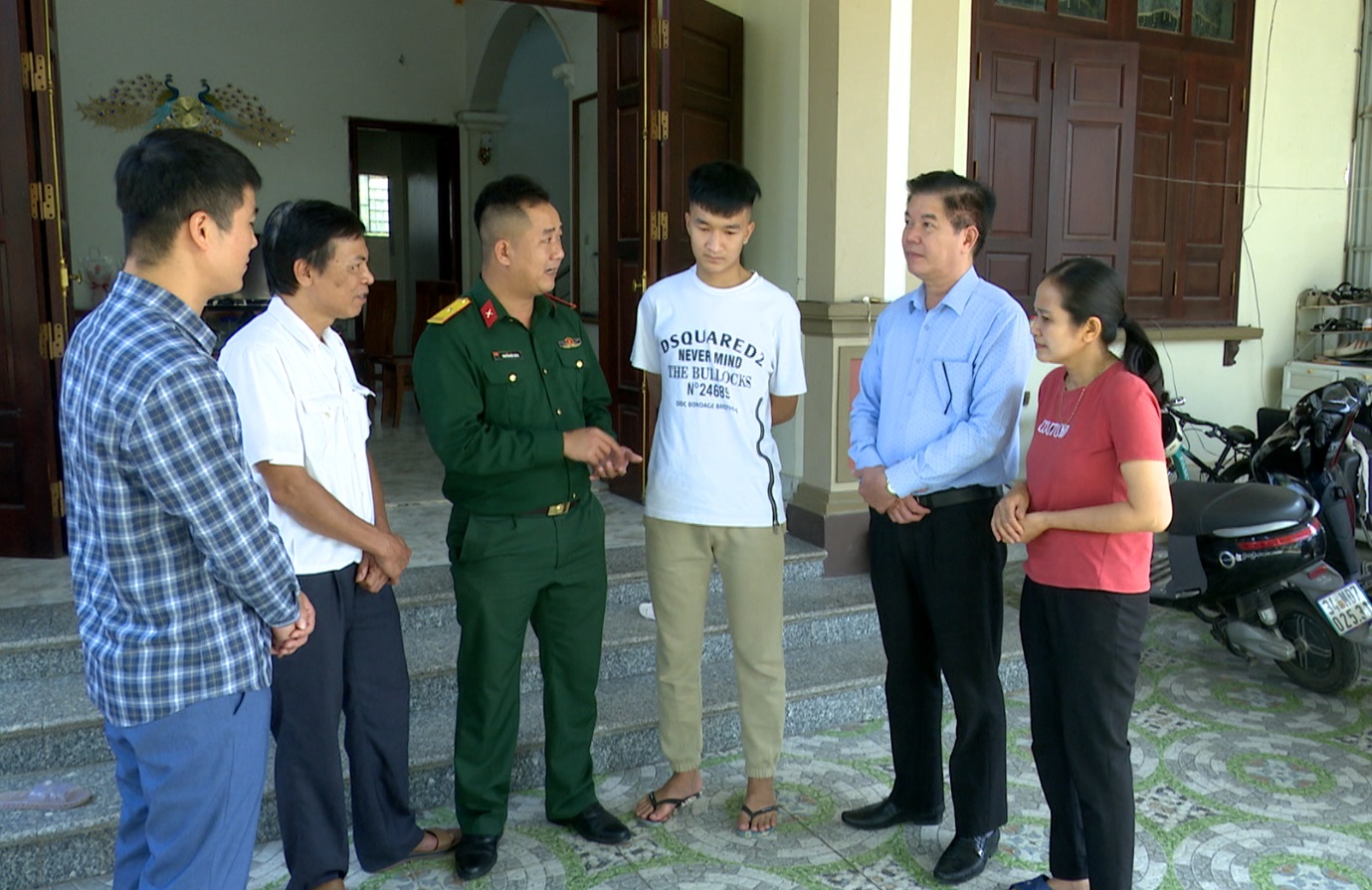 GẶP GỠ NHỮNG THANH NIÊN TÌNH NGUYỆN LÊN ĐƯỜNG NHẬP NGŨ