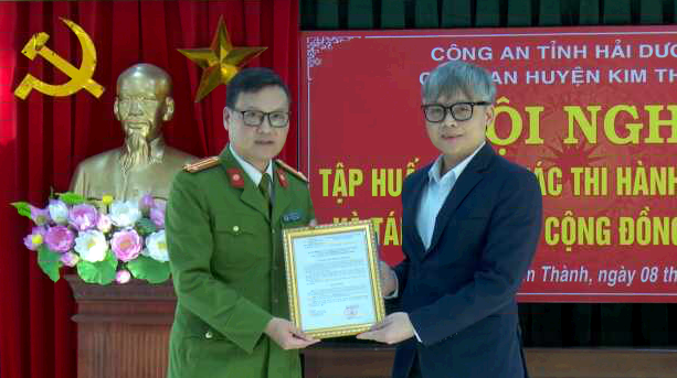 VNPT Hải Dương trao thưởng công an xã Kim Liên