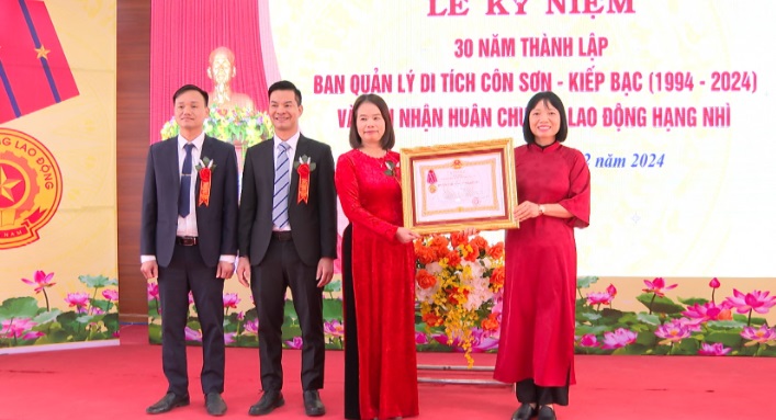 Ban quản lý di tích Côn Sơn - Kiếp Bạc đón nhận huân chương Lao động hạng Nhì